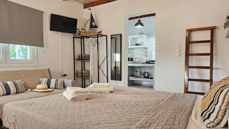 Bed, TV and multimedia, Bedroom
