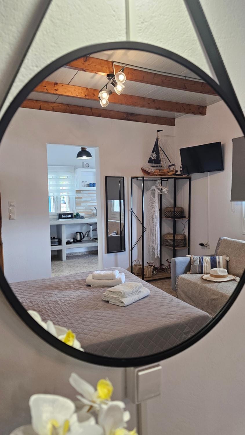 Bed, TV and multimedia, Bedroom