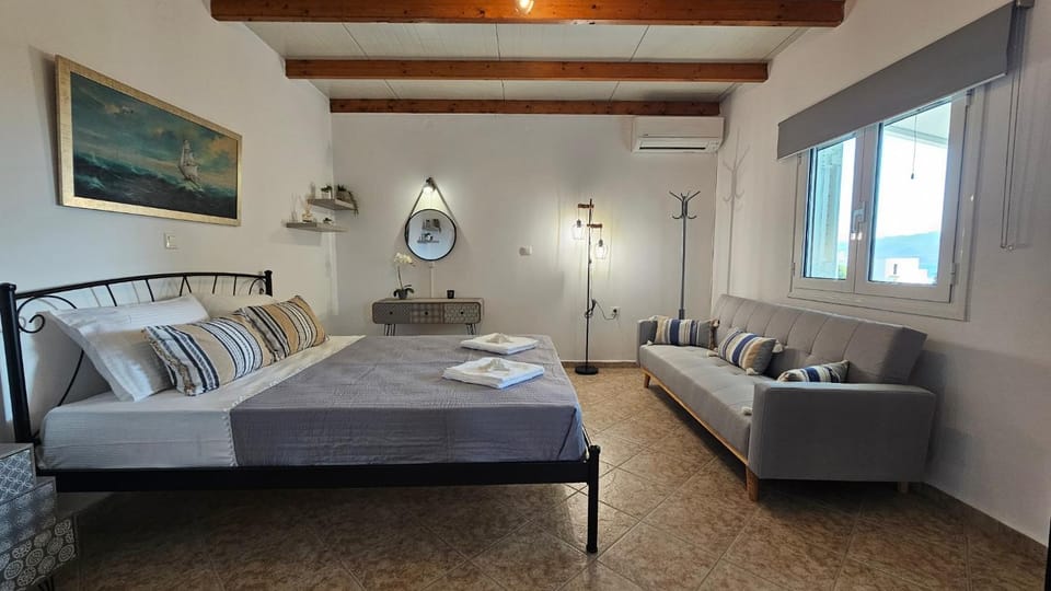 Bed, Living room, Photo of the whole room, air conditioner