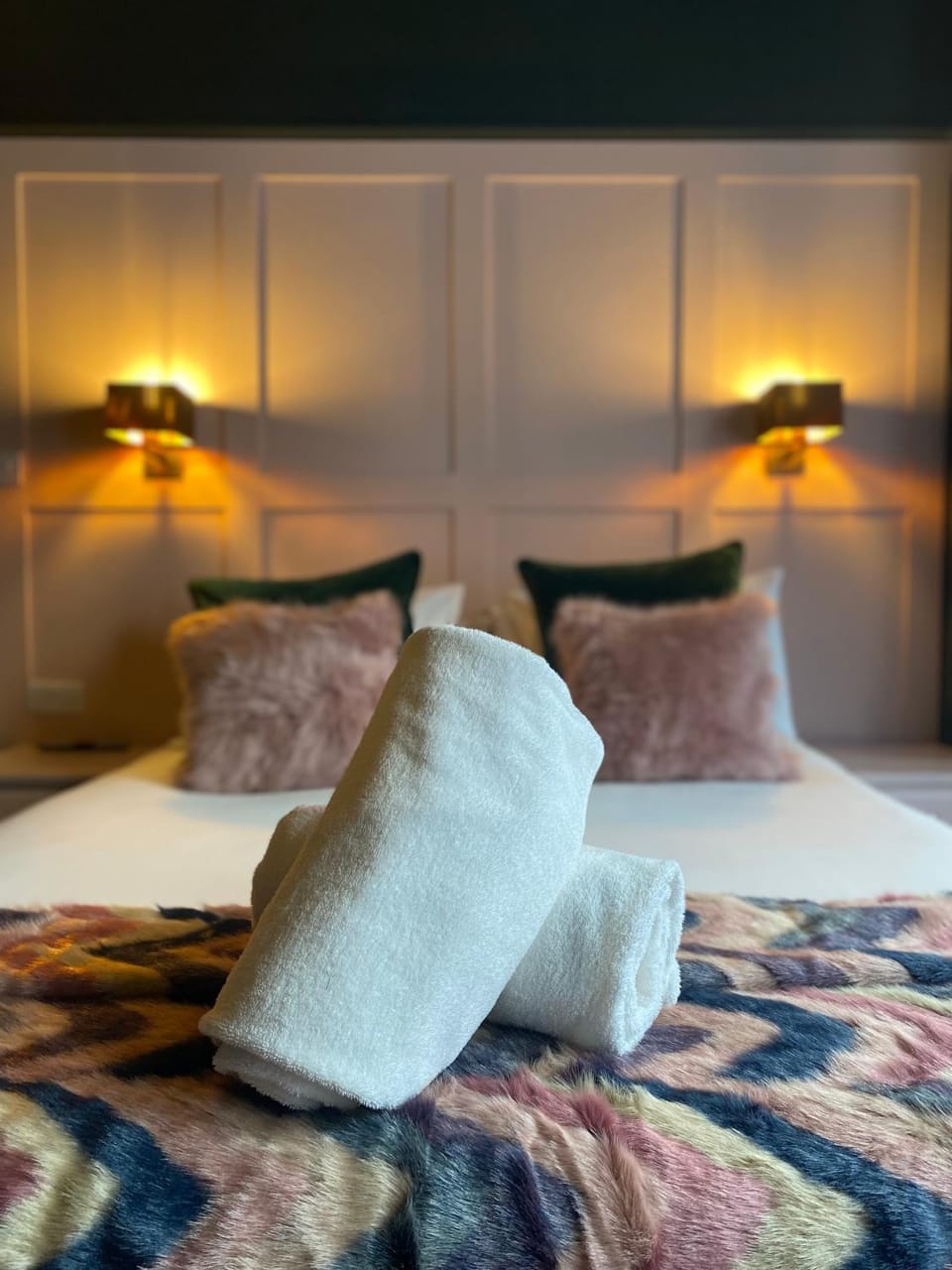 Bed, Bedroom, towels