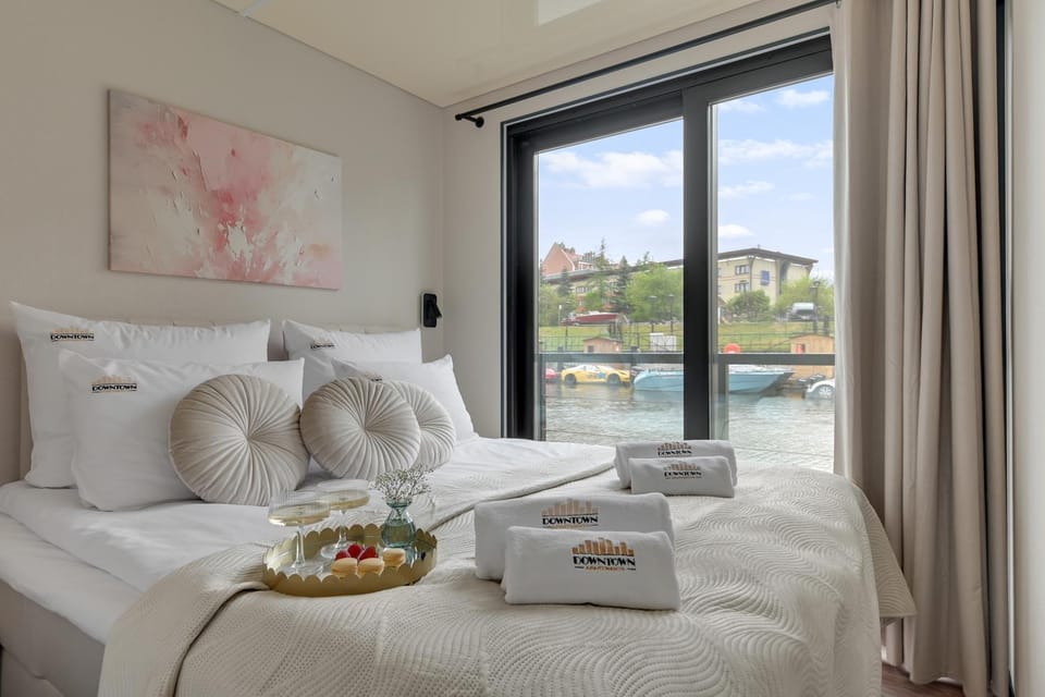 Bed, View (from property/room), Balcony/Terrace, Food and drinks, Photo of the whole room, Seating area, Bedroom, Food, River view, towels