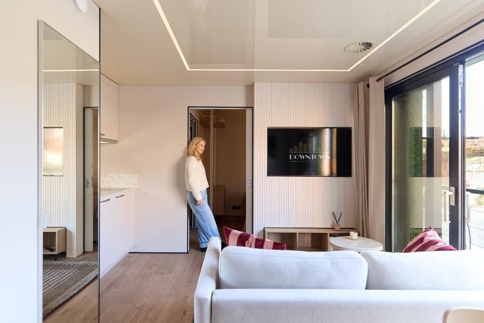 Bed, TV and multimedia, Living room, Photo of the whole room, Seating area