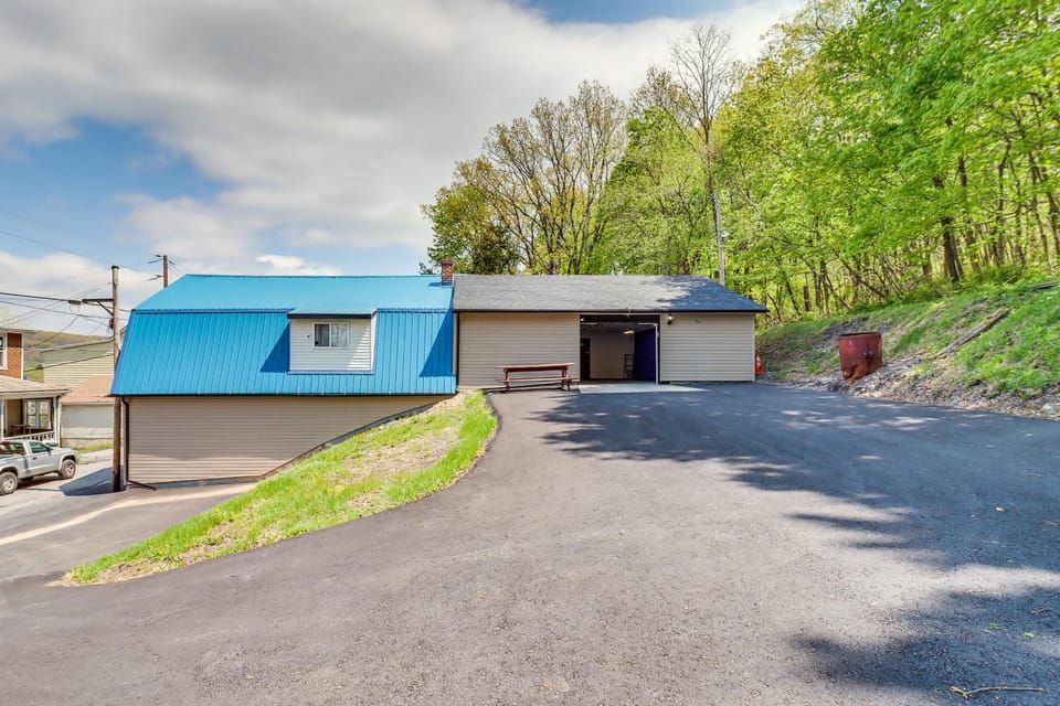7 Mi to Whitewater Rafting: Cozy Lansford Cabin! Cabin in Pocono Mountains