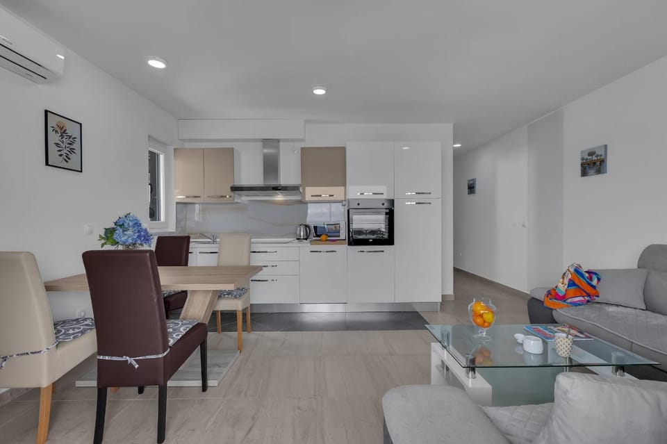 Kitchen or kitchenette, Dining area, dishwasher, minibar