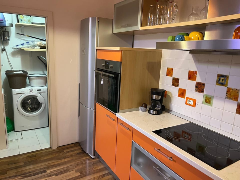 Coffee/tea facilities, oven, stove, washing machine