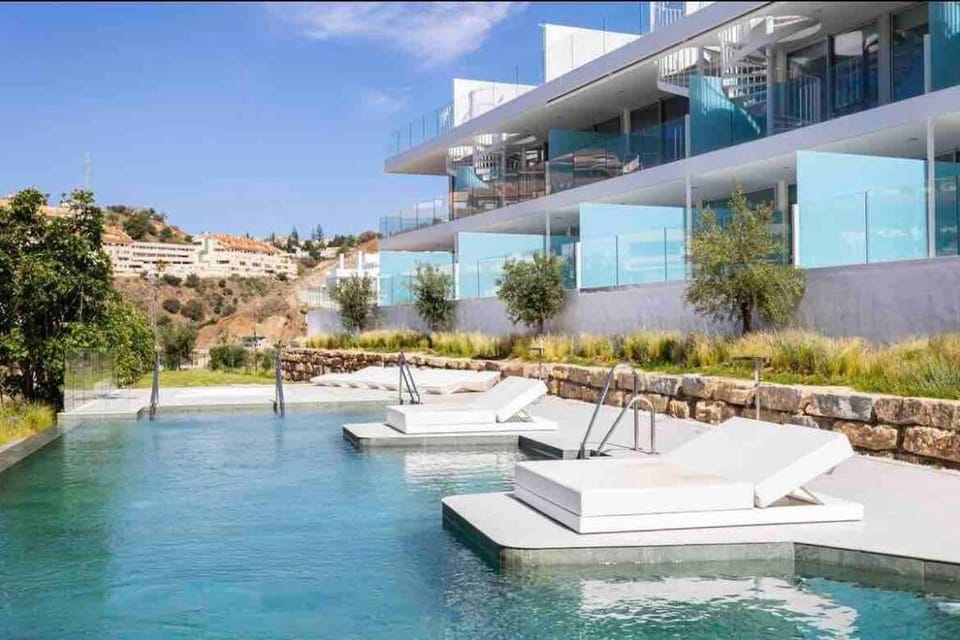 Luxe Coast Views-Reserva del-Higuerón-Pool & Sea Apartment in Fuengirola