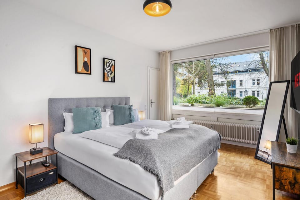 Bed, TV and multimedia, Photo of the whole room, Bedroom, towels