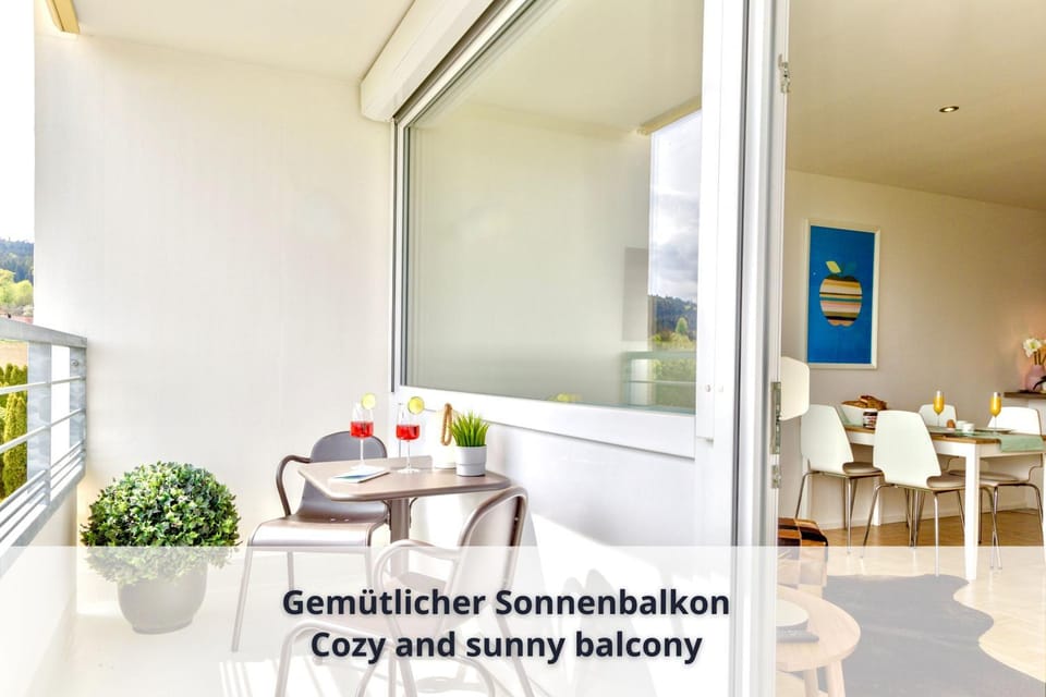 View (from property/room), Balcony/Terrace, Seating area, Dining area, Mountain view