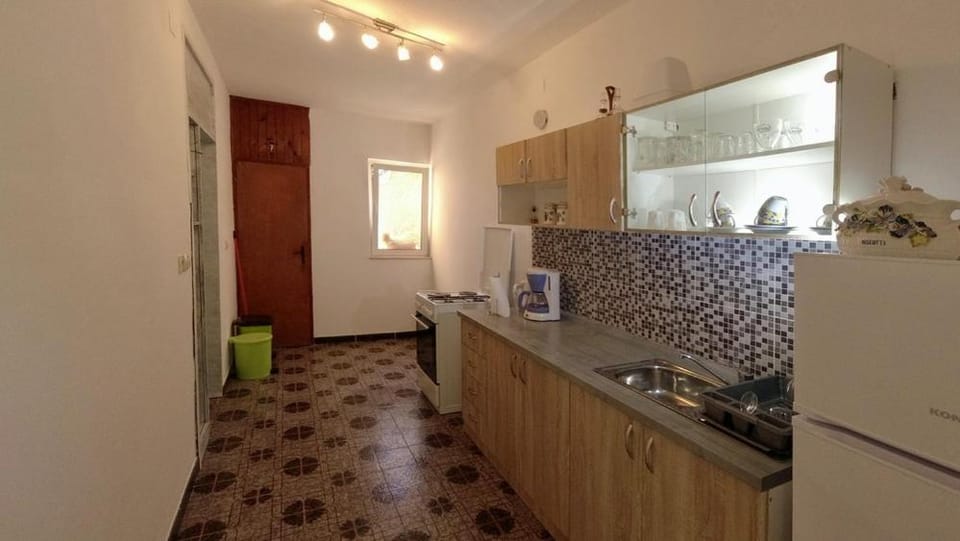 Kitchen or kitchenette, pet friendly, stove