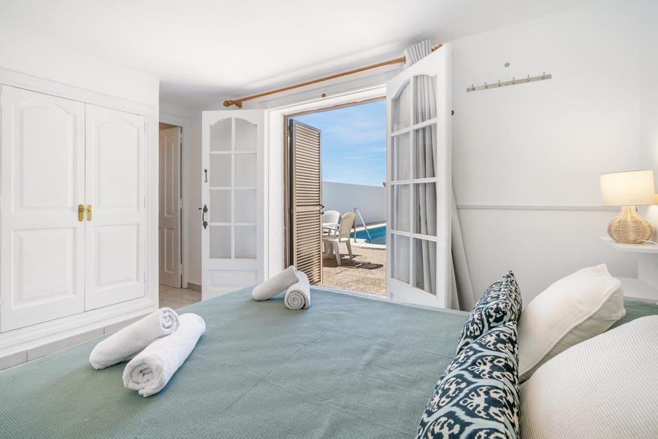 Photo of the whole room, Bedroom, towels, wardrobe
