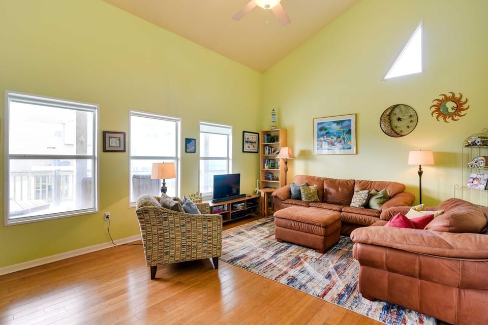 Walk to Crystal Beach! Family Retreat w/ Deck House in Bolivar Peninsula