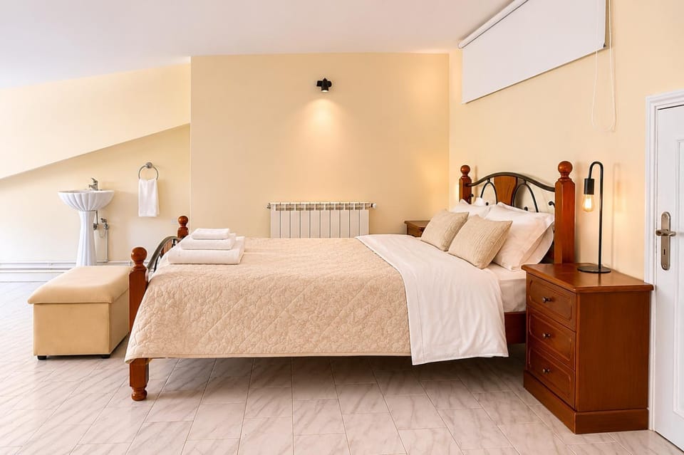 Bed, Photo of the whole room, Bedroom, towels
