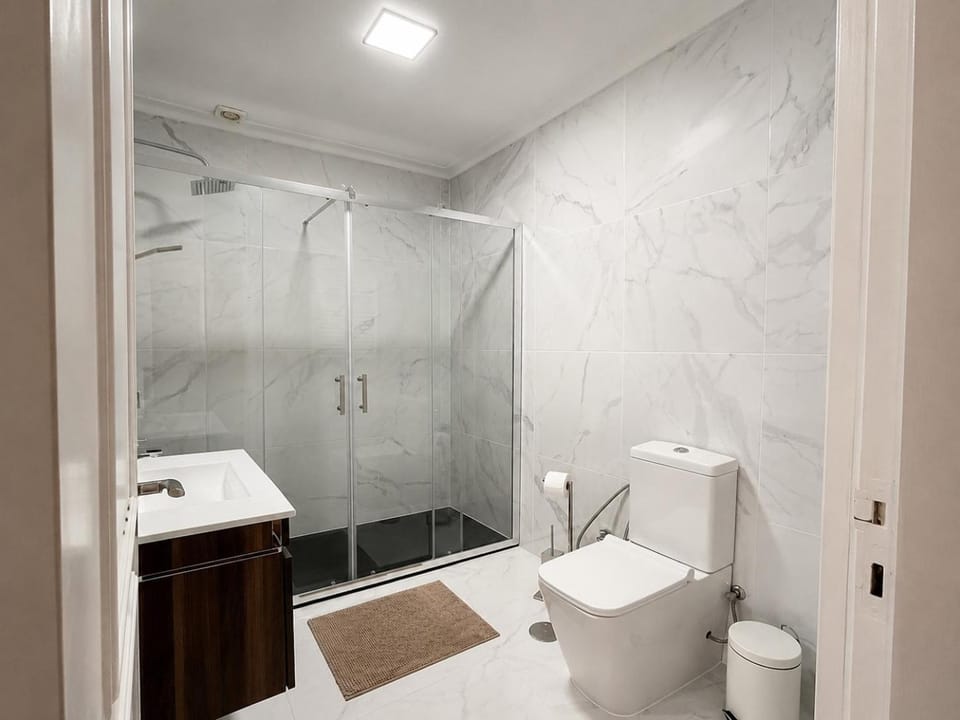 Shower, Toilet, Bathroom, bidet, towels