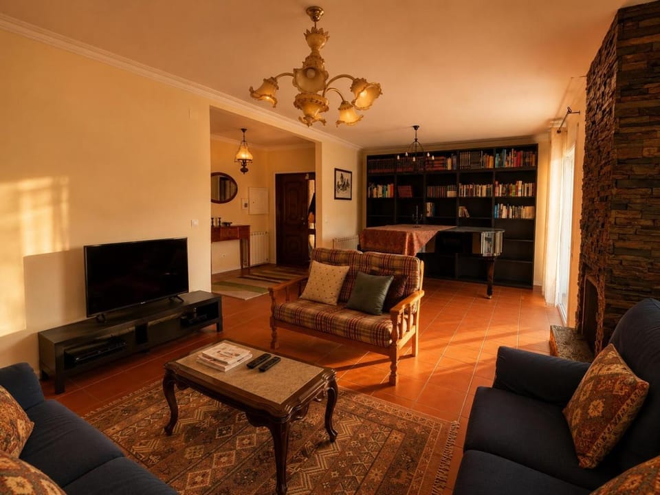 Communal lounge/ TV room, Library, TV and multimedia, Living room, Seating area, Evening entertainment, Sunset