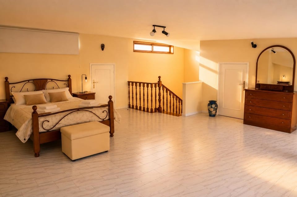 Bed, Photo of the whole room, Seating area, Bedroom, Sunset, towels