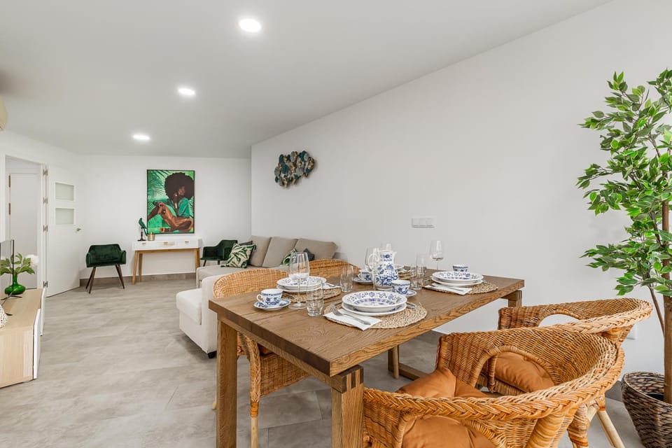 Living room, Seating area, Dining area, air conditioner, air conditioner