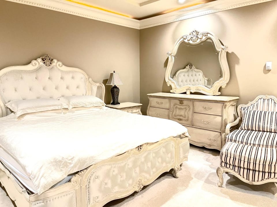 Photo of the whole room, Bedroom