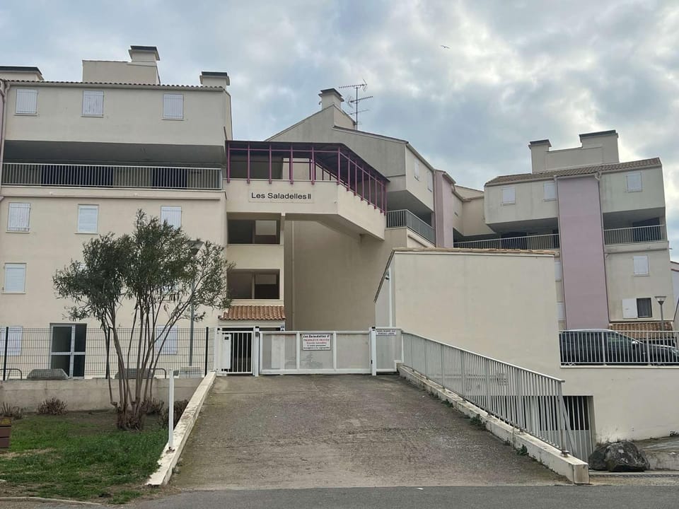 Charmant Duplex Climatisé, 2 Pièces avec Mezzanine, Parking et Terrasse, Proche Mer et Commerces - FR-1-307-235 Apartment in Le Grau-du-Roi