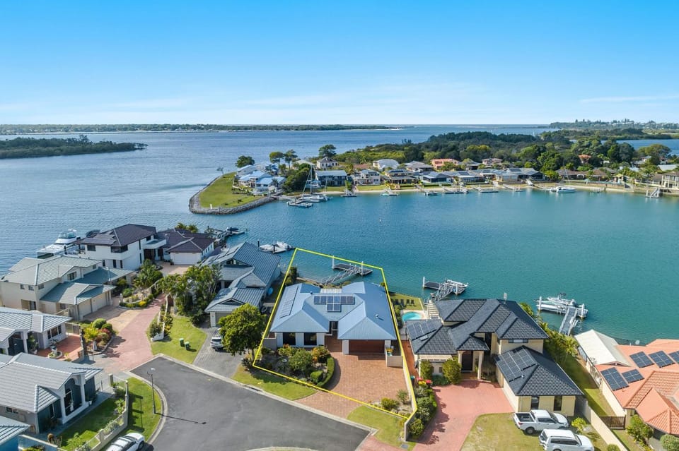 Property building, Day, River view, Location