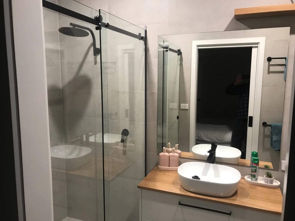 Shower, Toilet, Bathroom, towels