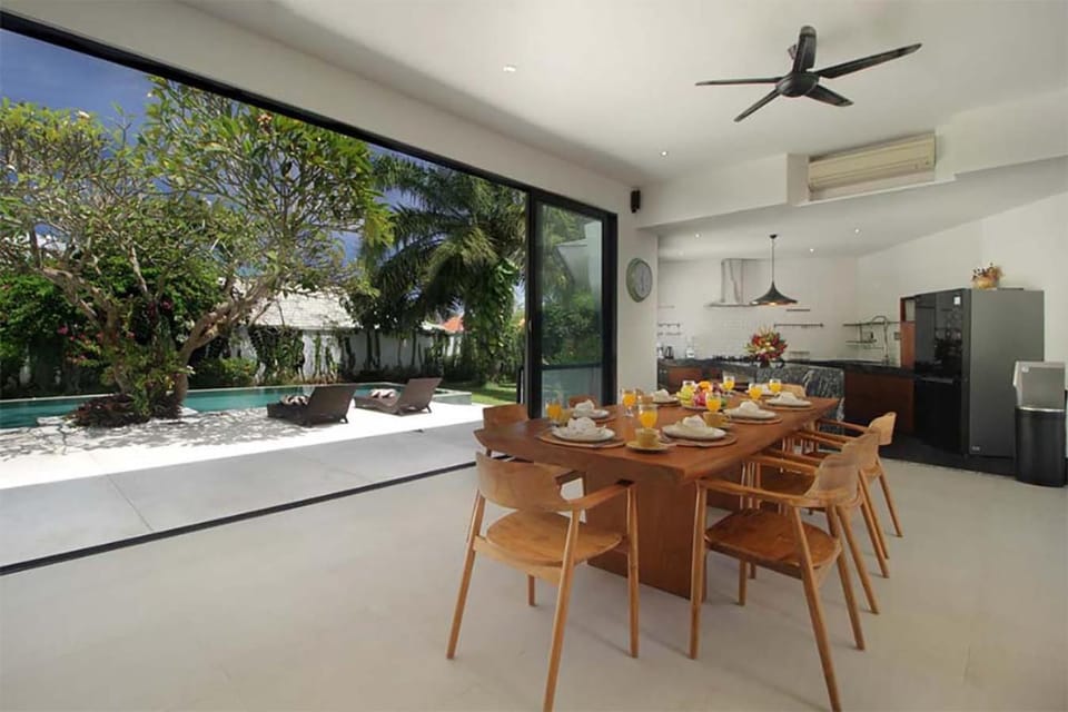 View (from property/room), Dining area, fireplace