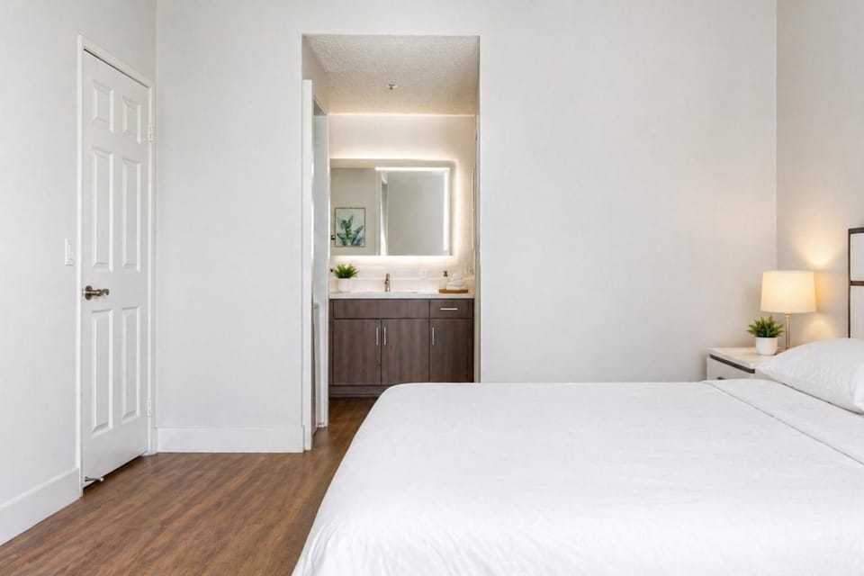 Spacious 2 Bedroom 2 Bathroom In Gated Community Apartment hotel in San Fernando Valley