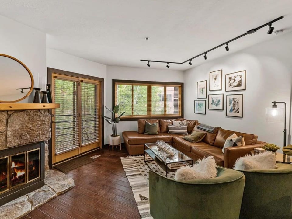 Gorgeous 1BR Steps From Lifts with Private Hot Tub House in Park City