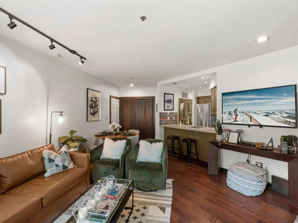 Gorgeous 1BR Steps From Lifts with Private Hot Tub House in Park City