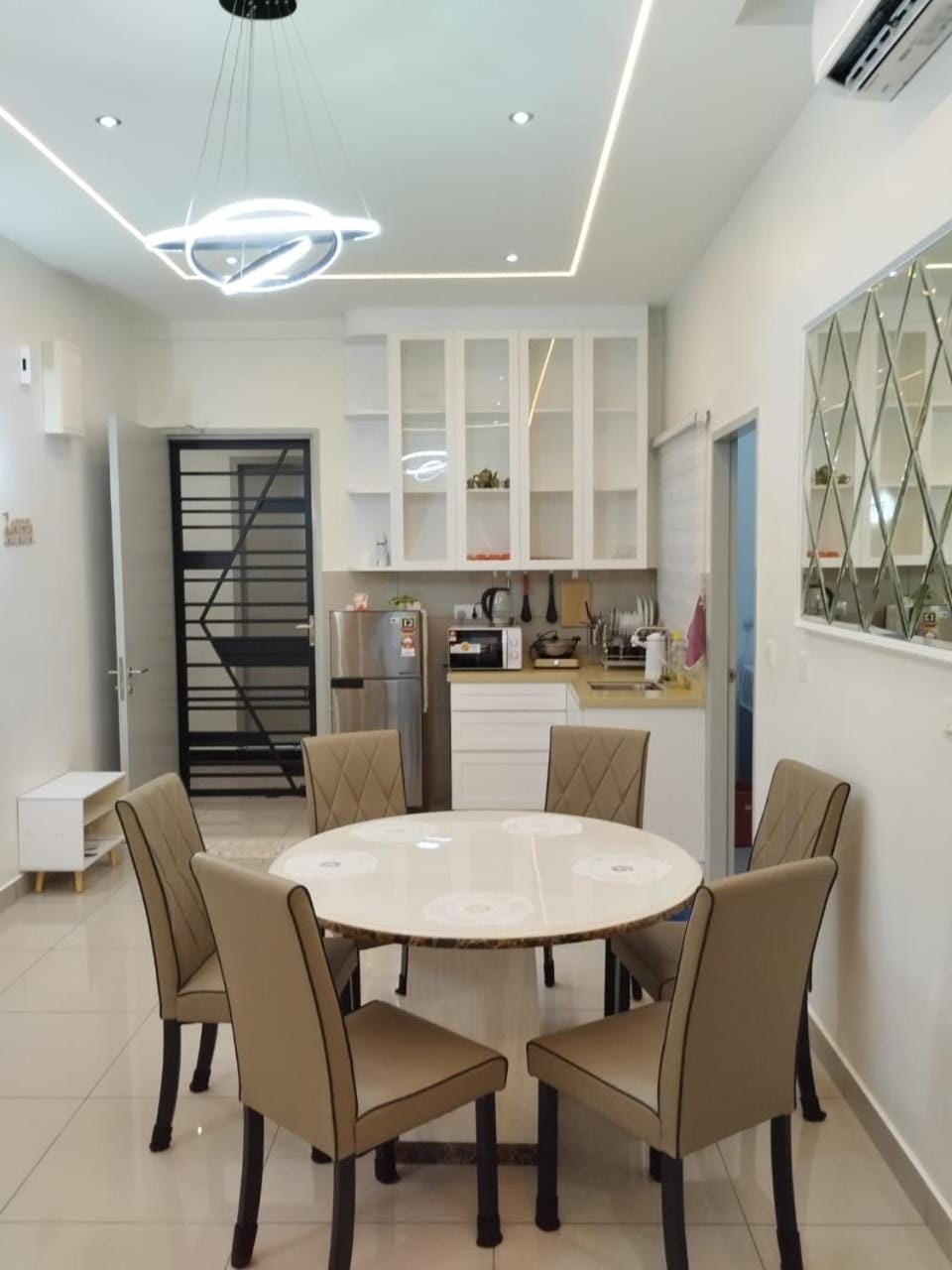 Kitchen or kitchenette, Dining area