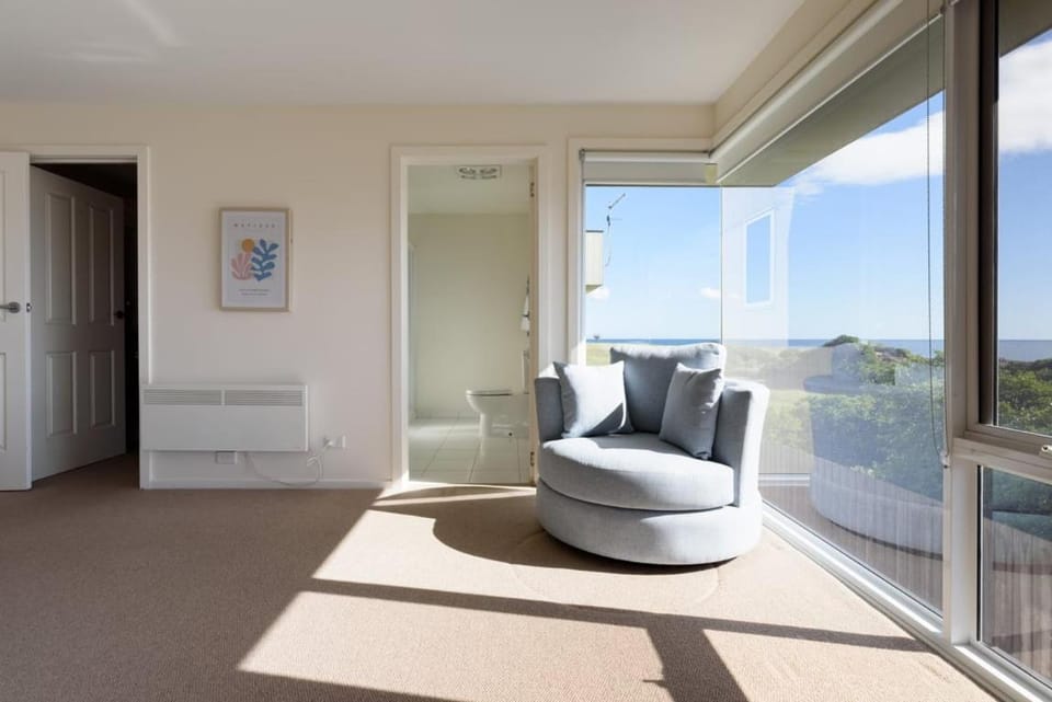 On The Beach & Golf Course Minutes from MTB Trails House in Low Head