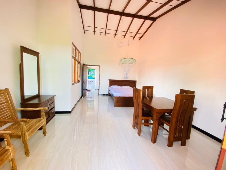 Bed, Photo of the whole room, Seating area, Dining area, Bedroom