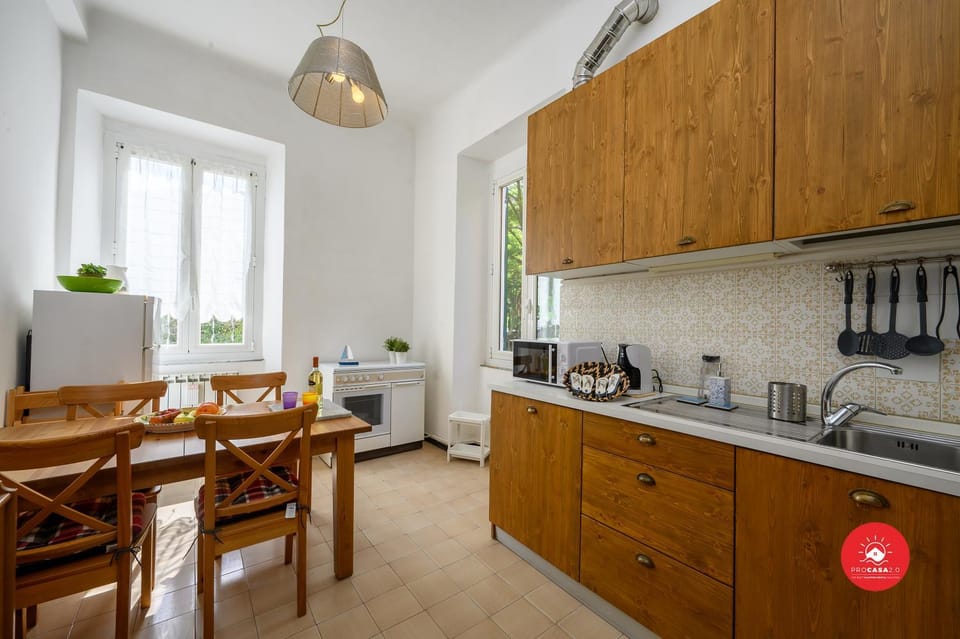 Kitchen or kitchenette, Dining area, minibar, pet friendly, stove