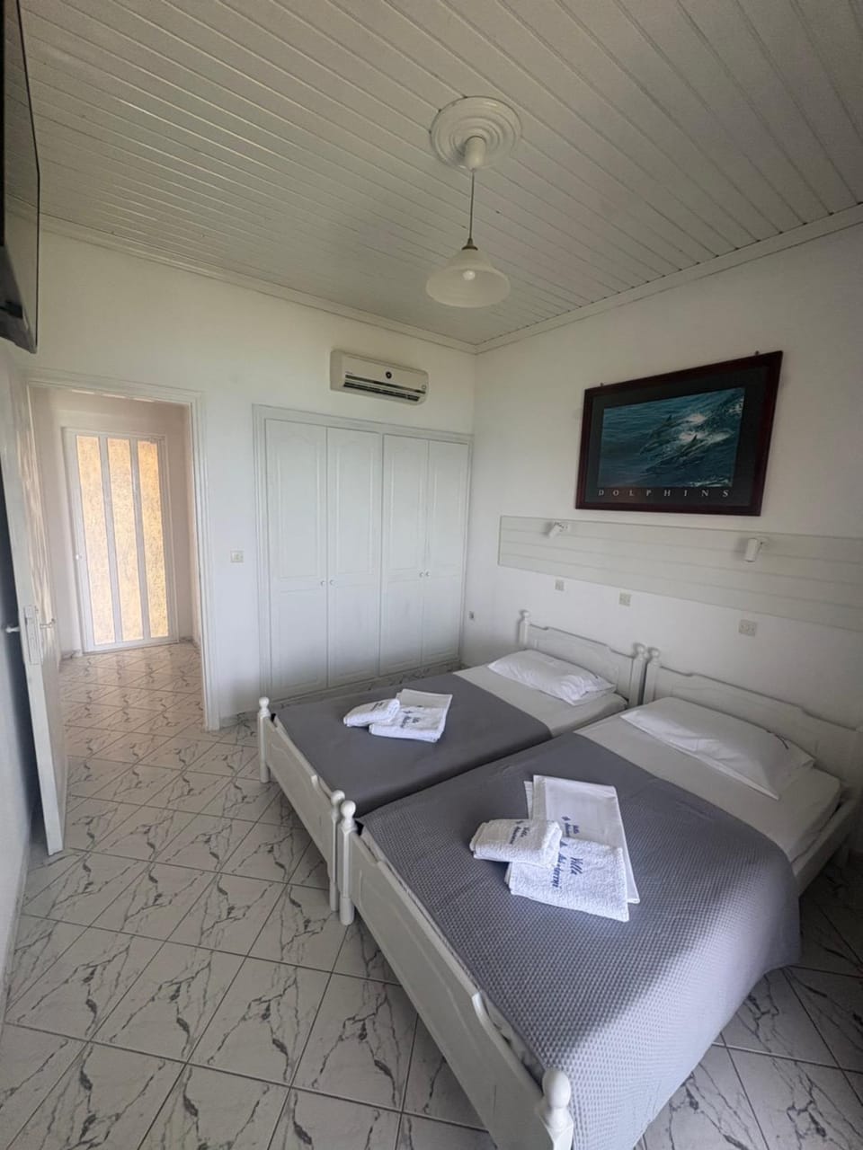 Bed, TV and multimedia, Photo of the whole room, Bedroom, towels, air conditioner