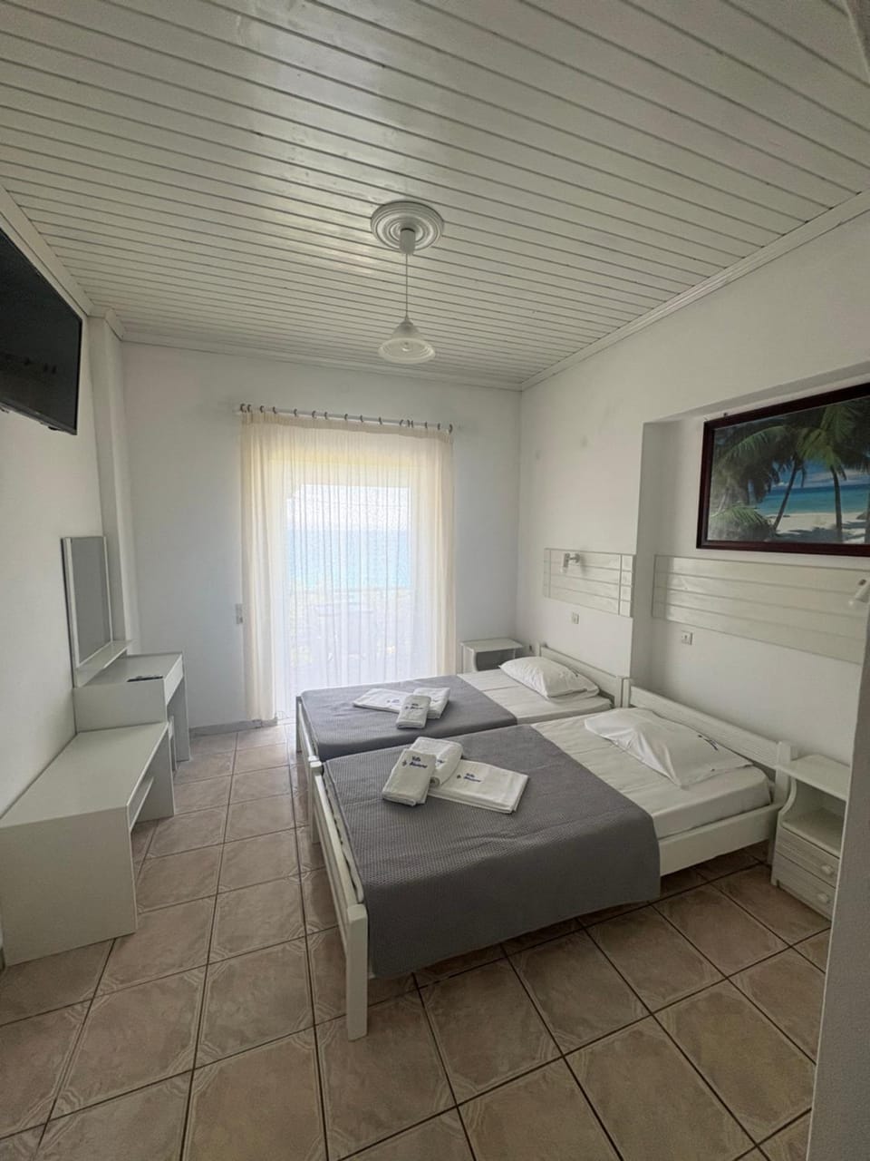 Bed, TV and multimedia, Photo of the whole room, Bedroom, towels