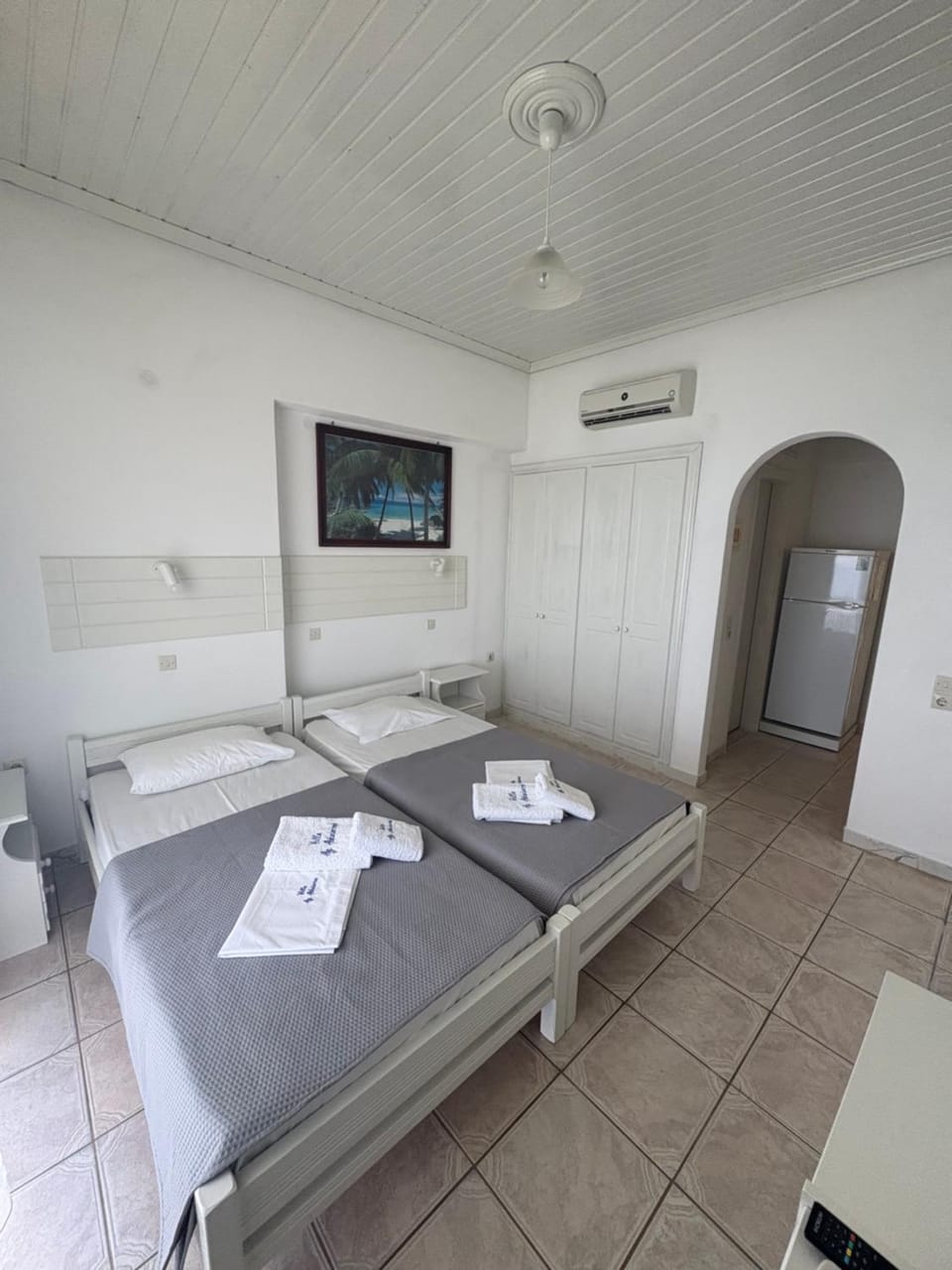 Bed, TV and multimedia, Photo of the whole room, Bedroom, towels, air conditioner