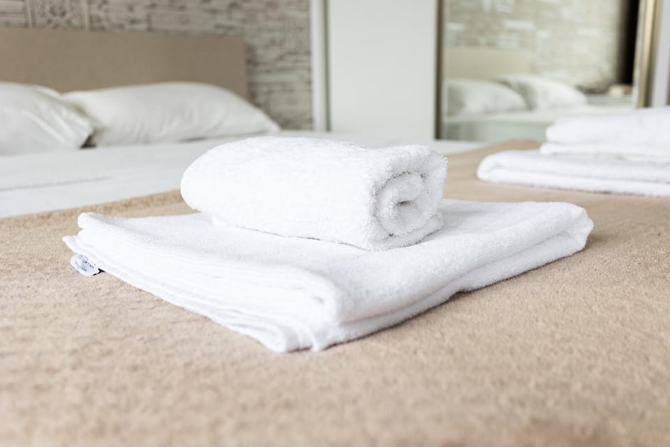 Bed, Bedroom, towels