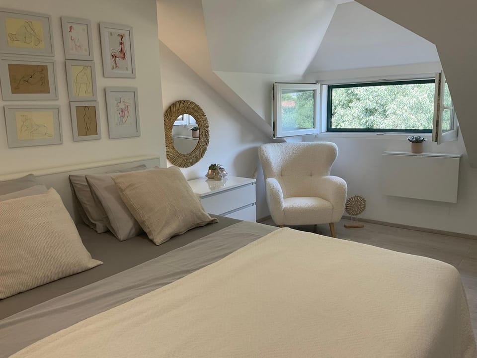 Bed, Seating area, Bedroom