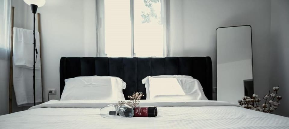 Bed, Photo of the whole room, Bedroom, towels