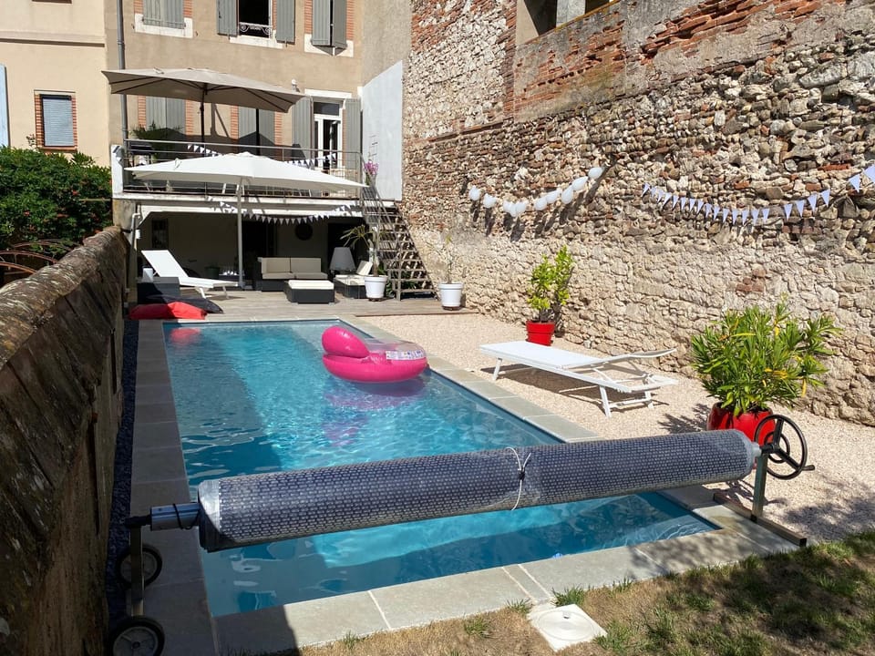 Patio, Swimming pool, sunbed
