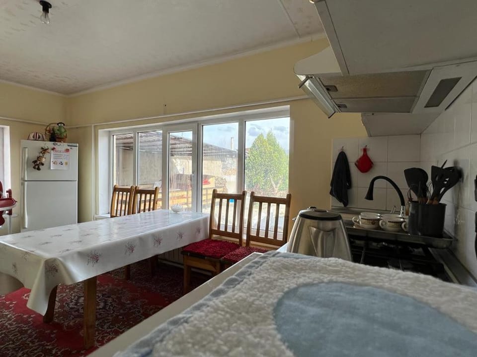 Kitchen or kitchenette, Dining area, minibar