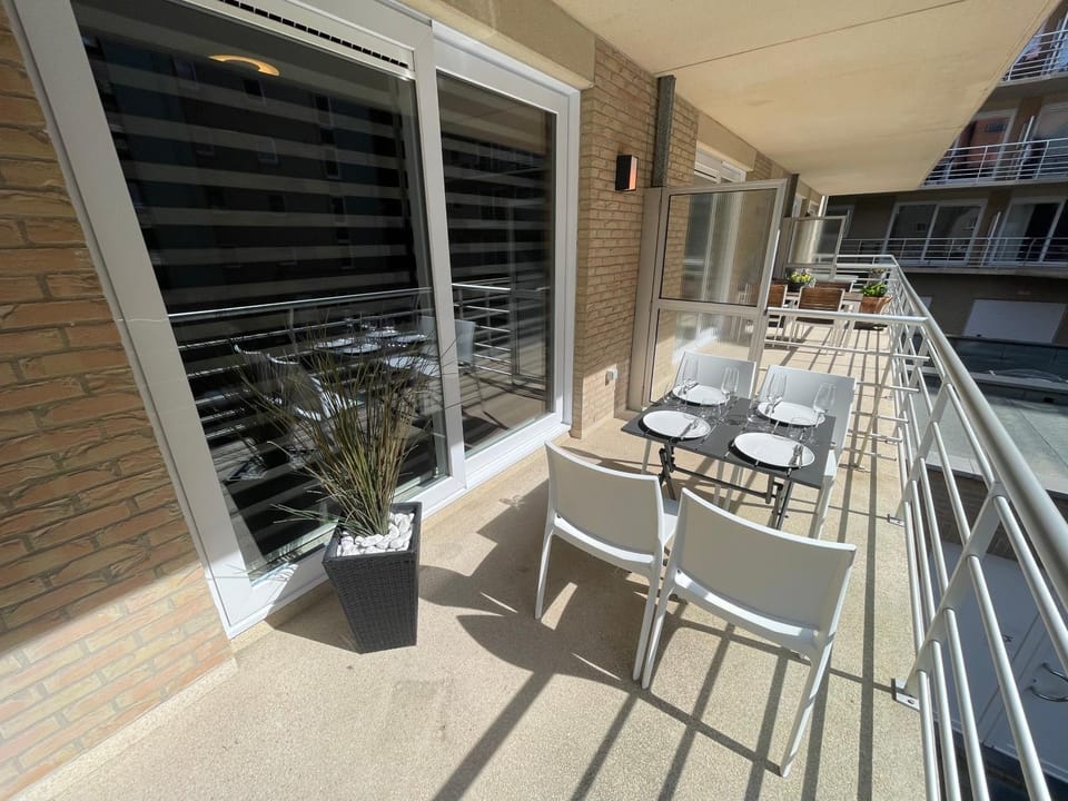 Groot terras I luxe verblijf I tot 4 personen I 50m van de dijk I Nieuwpoort-Bad Apartment in Koksijde