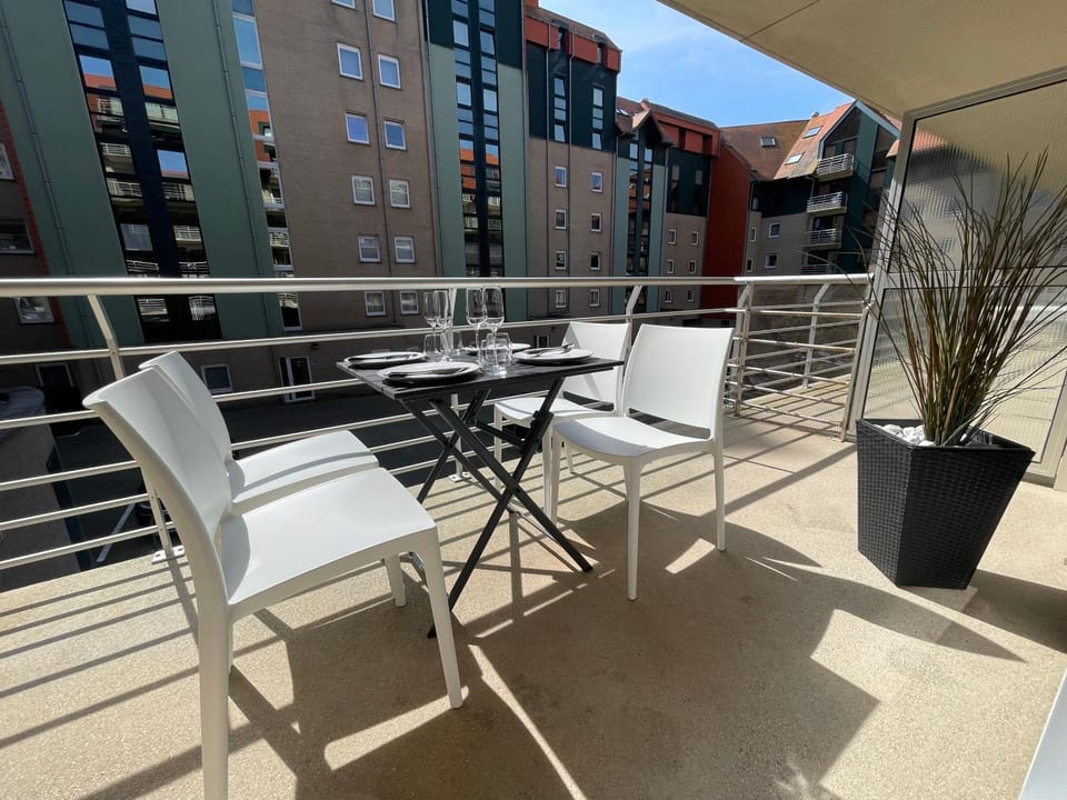 Groot terras I luxe verblijf I tot 4 personen I 50m van de dijk I Nieuwpoort-Bad Apartment in Koksijde