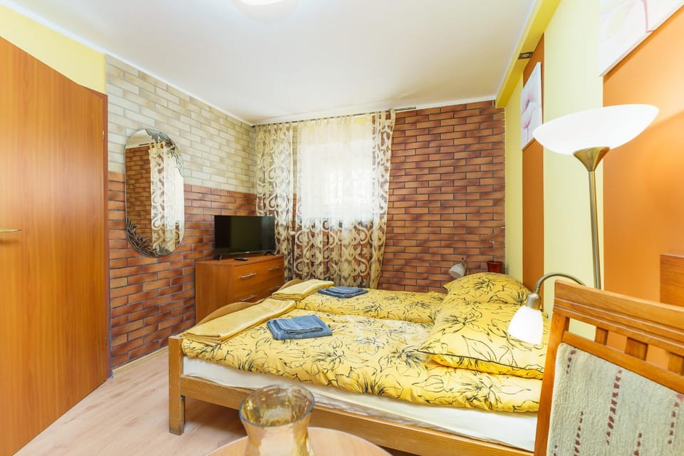 Bed, TV and multimedia, Living room, Photo of the whole room, Seating area, Bedroom