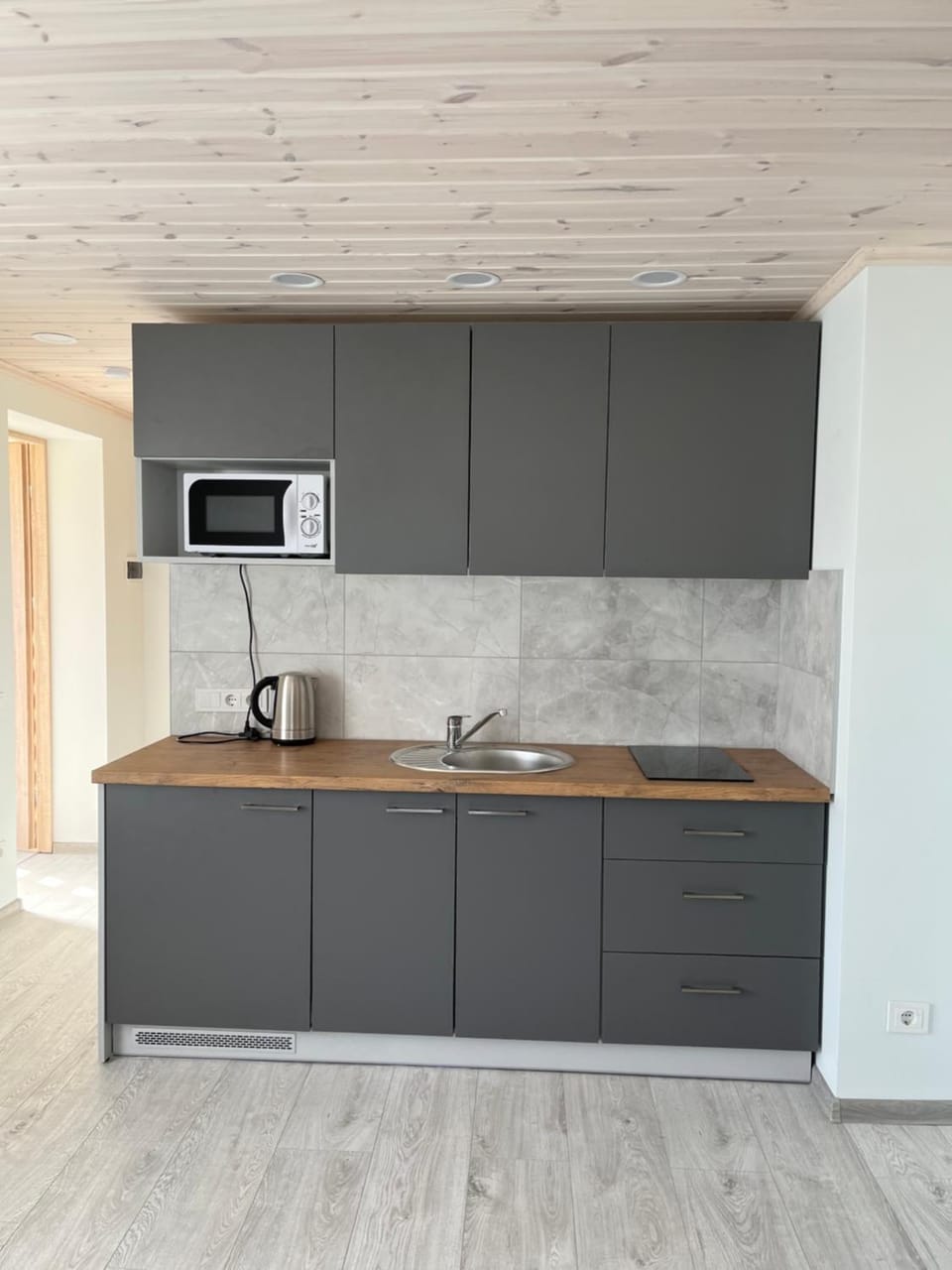 Kitchen or kitchenette, minibar, stove