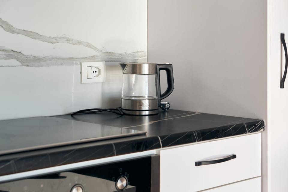 Coffee/tea facilities, Kitchen or kitchenette, stove