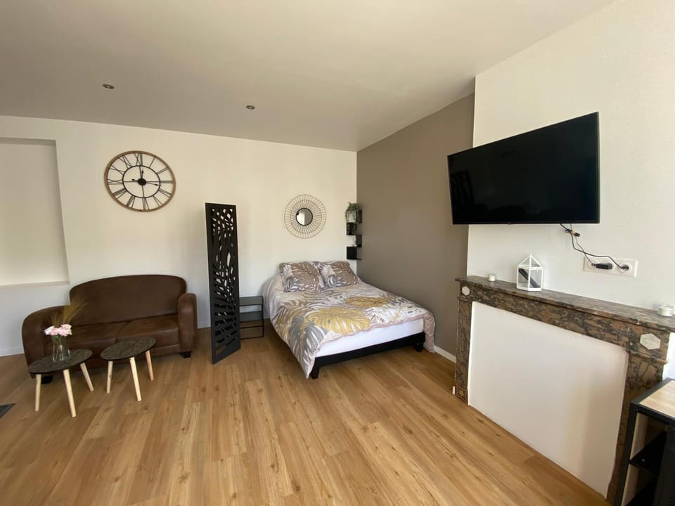 Bed, TV and multimedia, Photo of the whole room, Bedroom, hair dresser