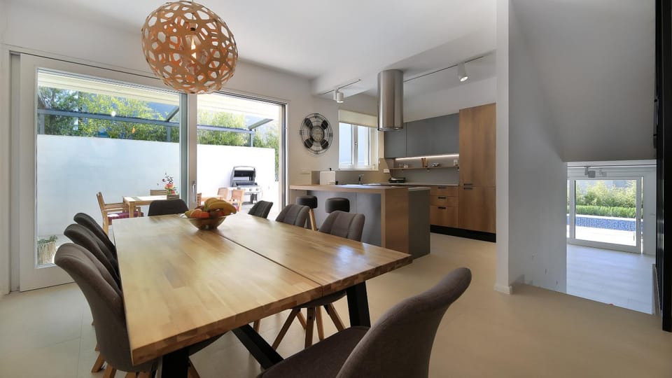 Kitchen or kitchenette, Dining area