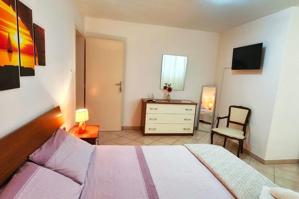 Bed, TV and multimedia, Photo of the whole room, Bedroom, hair dresser