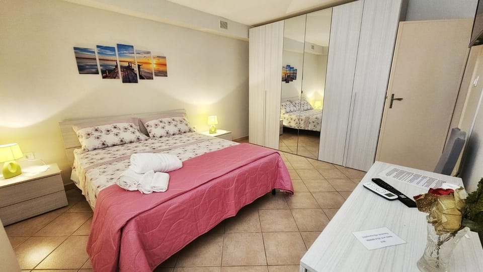 Bed, TV and multimedia, Photo of the whole room, Bedroom, hair dresser, towels, wardrobe