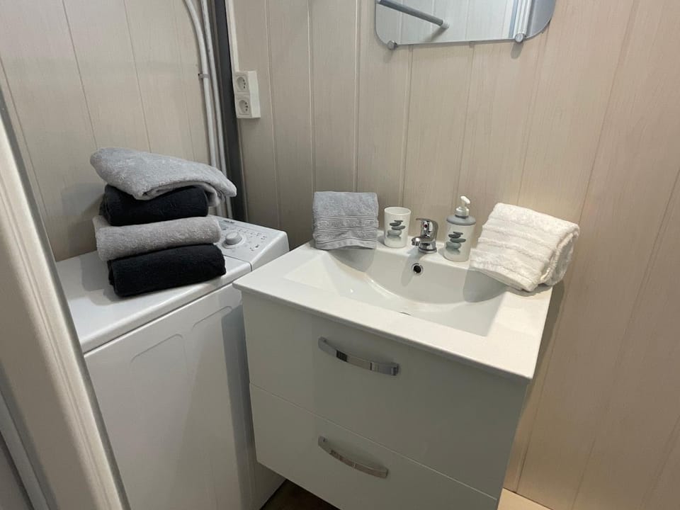 Bathroom, towels